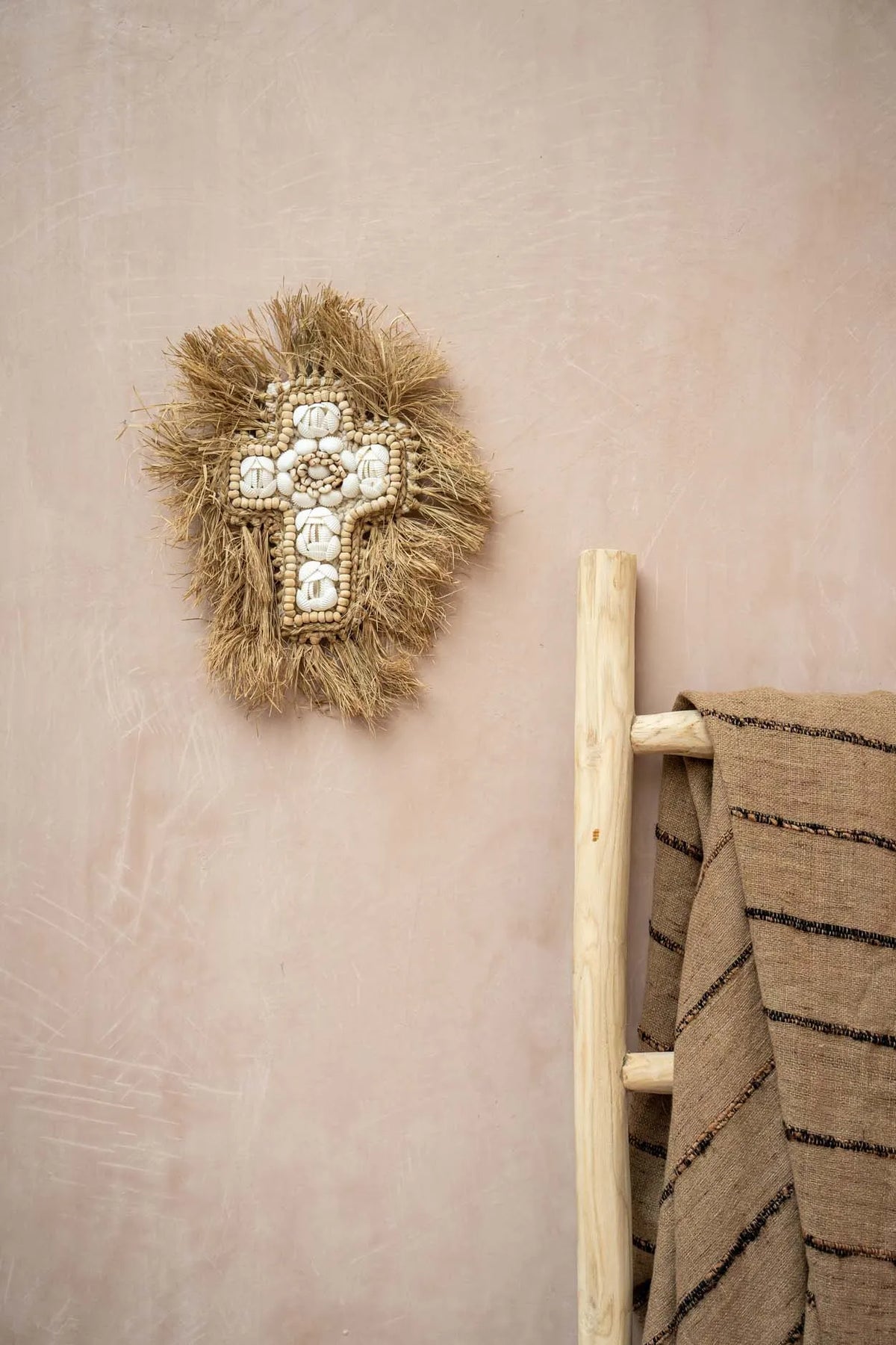 The Raffia Shell Cross - Natural White - L - Balinaya