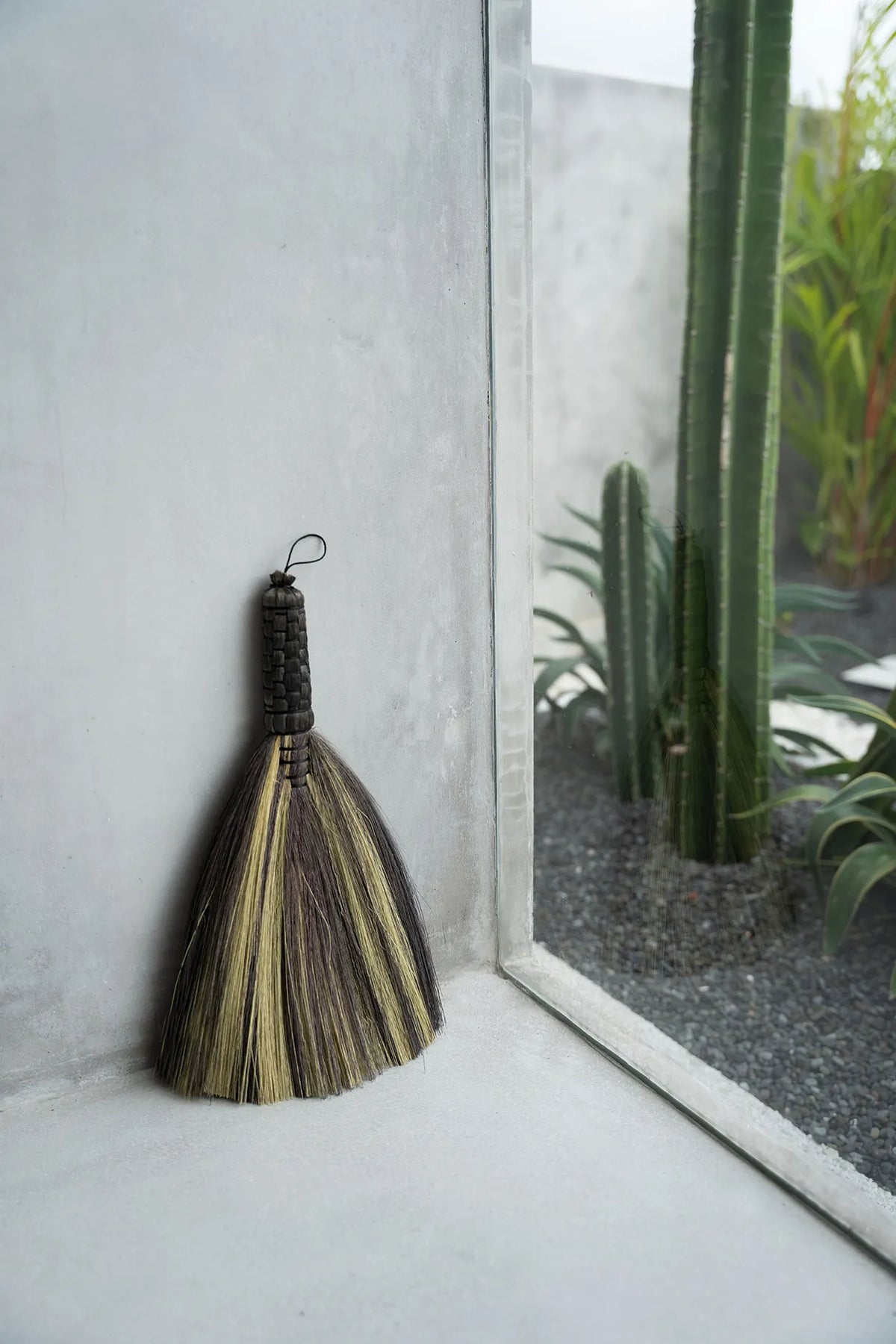 The Sweeping Hand Sweeper - Black Natural - Balinaya